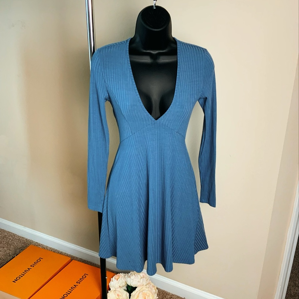Blue long sleeve essential v-neck dress